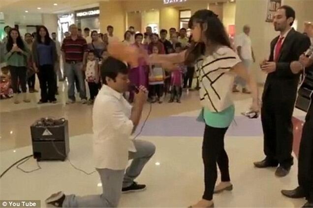 Девушка нокаутировала гитарой парня за предложение руки и сердца