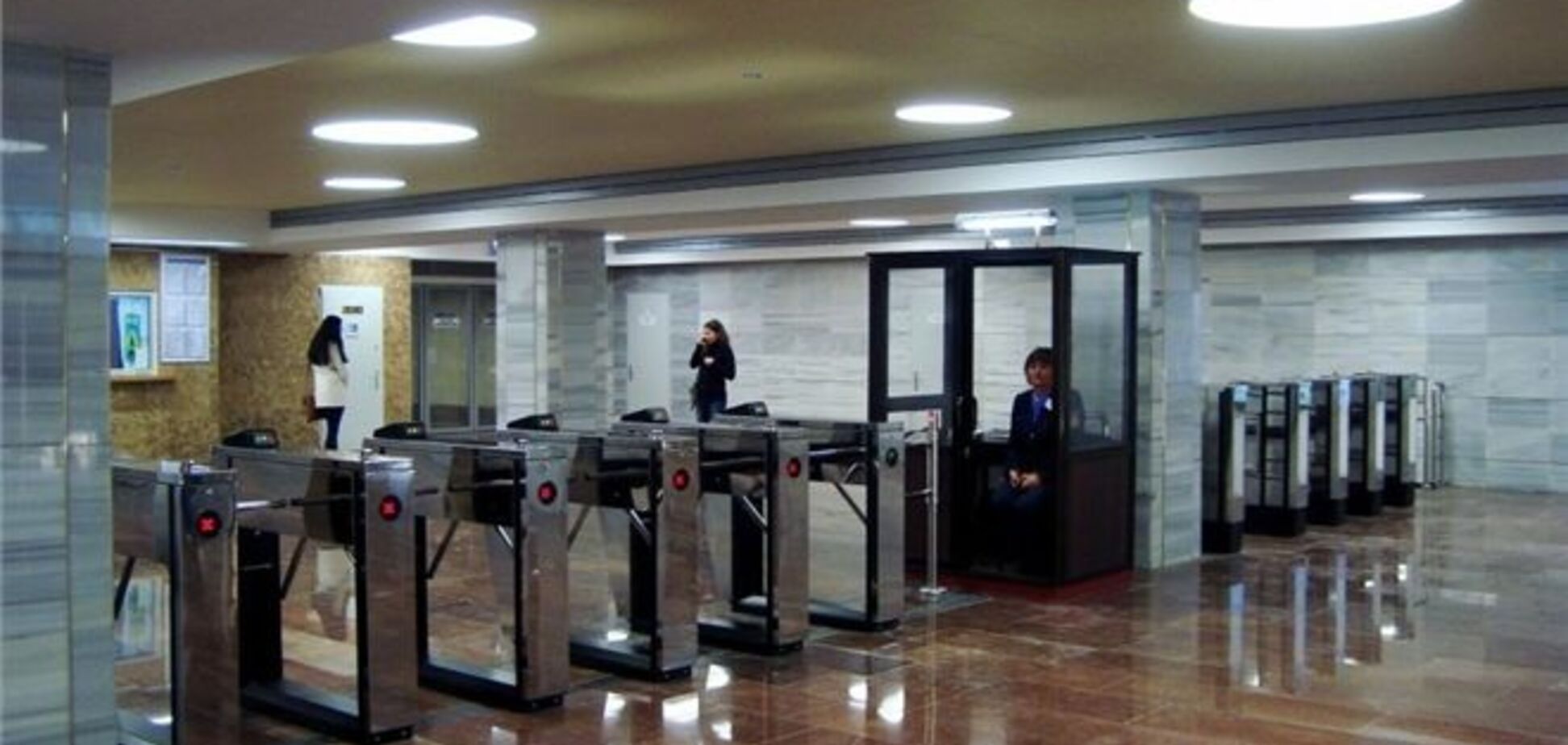 'Теневые' жетоны приносят сотрудникам метро Киева десятки тысяч гривен в день