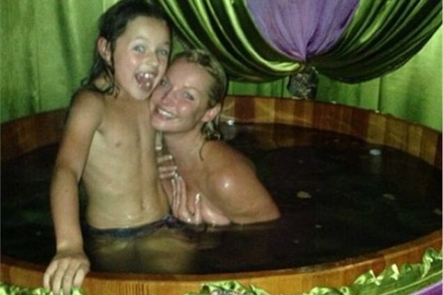 мама с детьми в бане Волочкова разделась в бане перед 7-летней дочерью | Обозреватель | OBOZ.UA