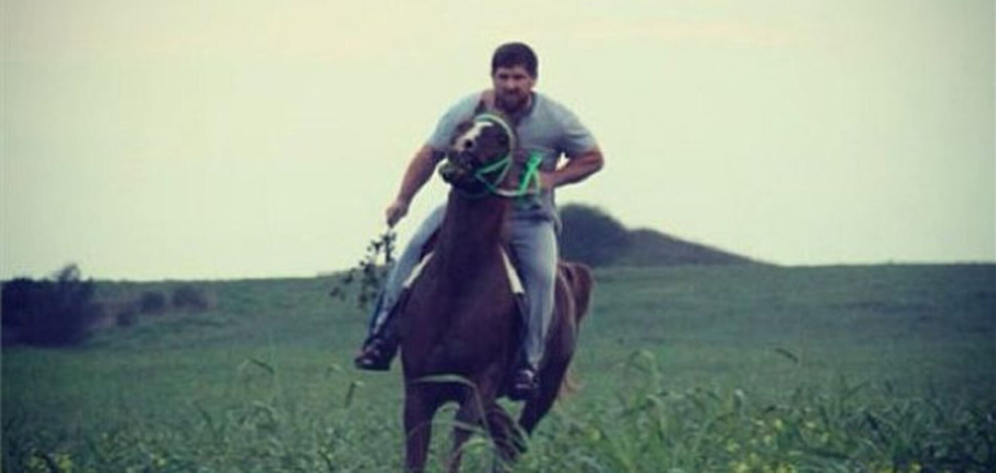 Глава Чечні пересів з автомобіля на коня
