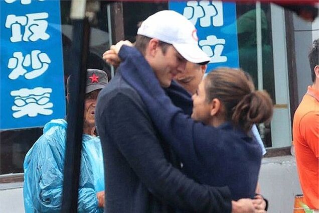 Катчер и Кунис укатили в Китай