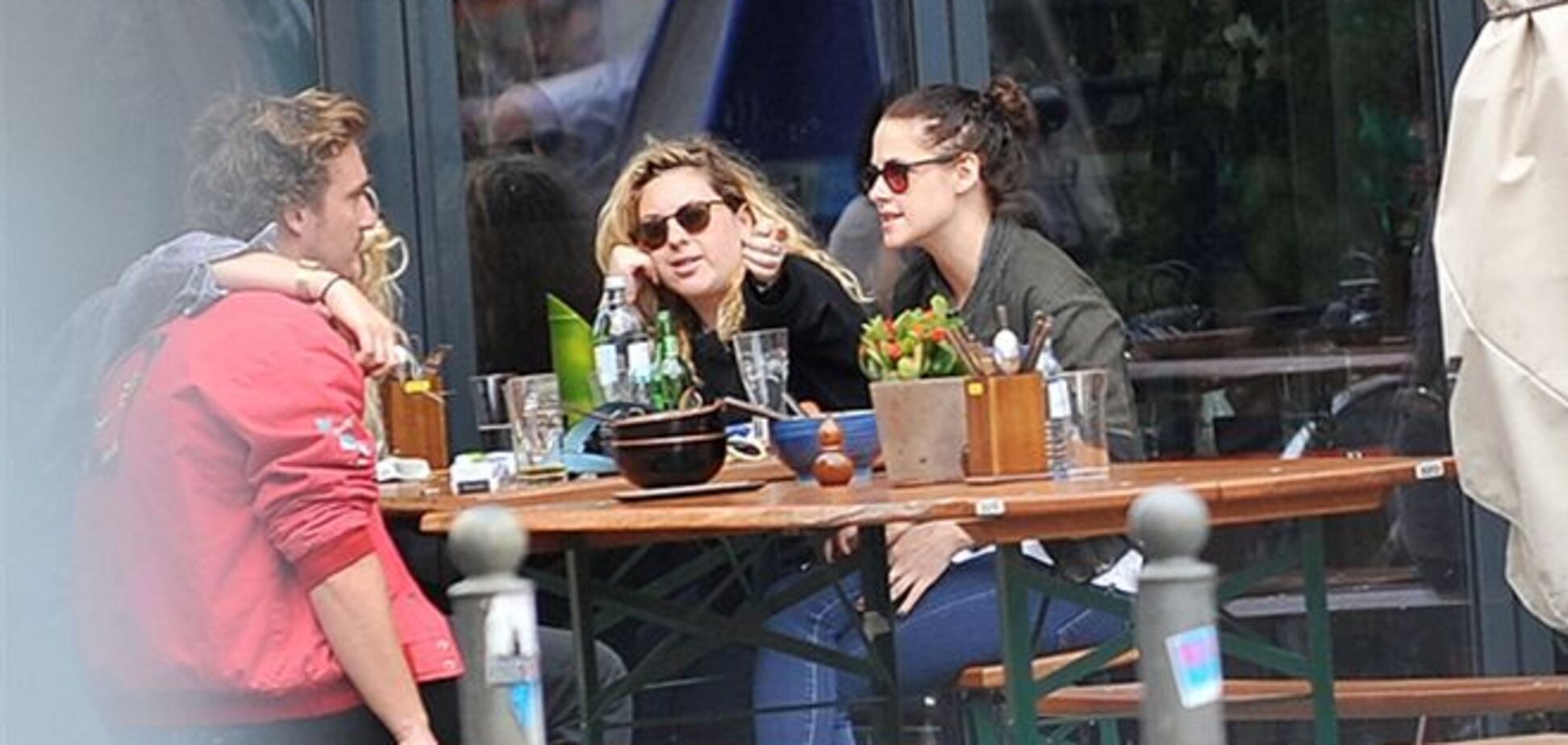 Кристен Стюарт веселится с друзьями в Берлине