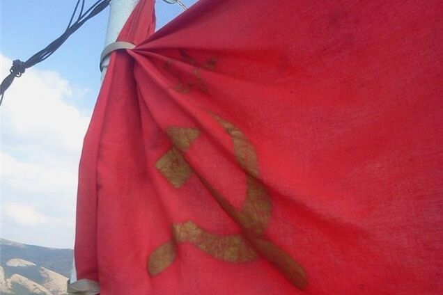 У Криму український прапор замінили на прапор СРСР