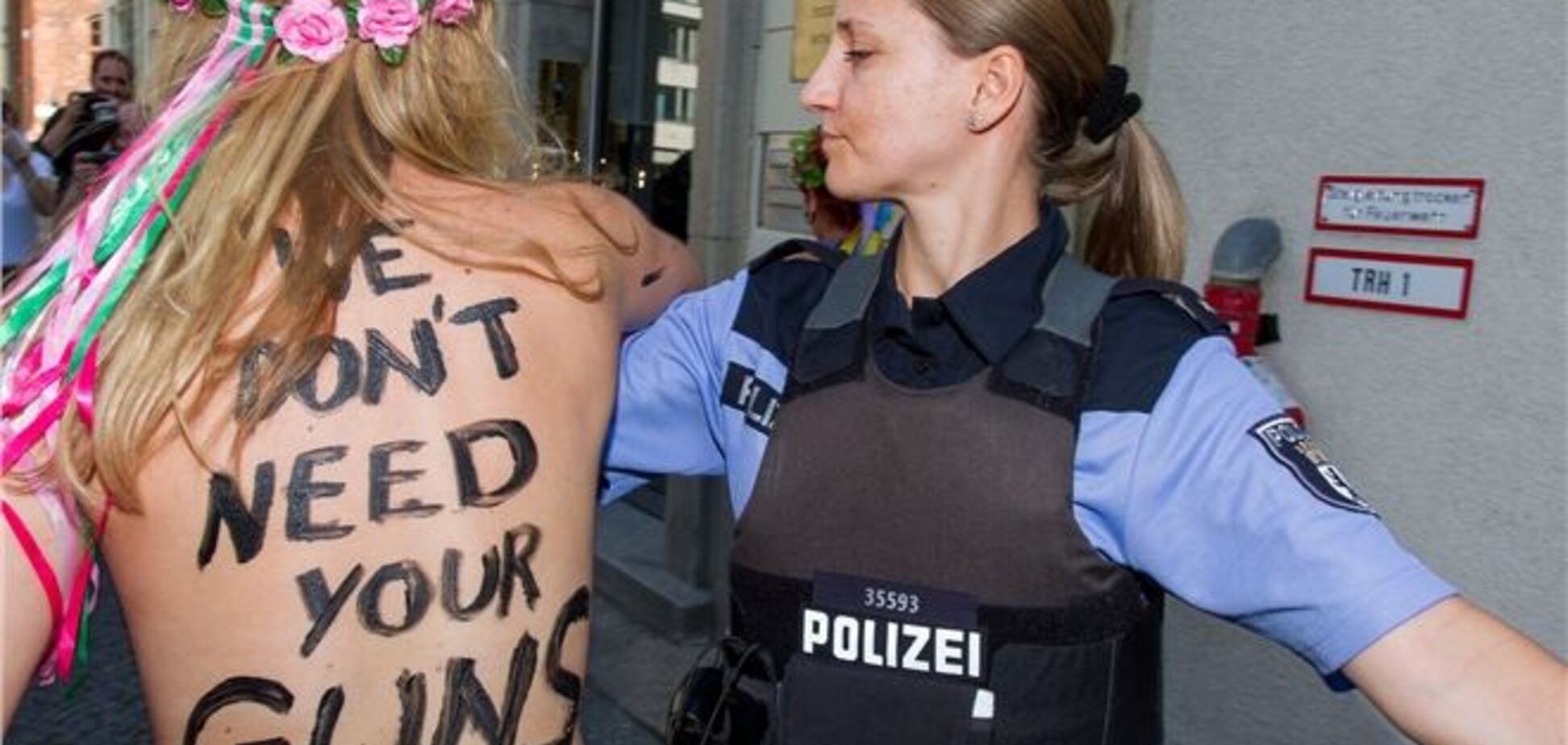 FEMEN провели топлес-акції біля посольств України в Європі