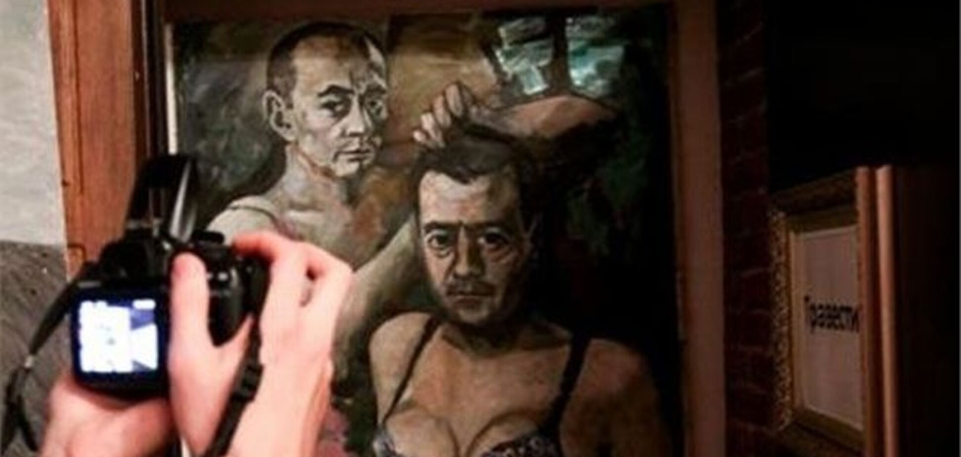 Художник, изобразивший Путина в нижнем белье, просит убежища во Франции