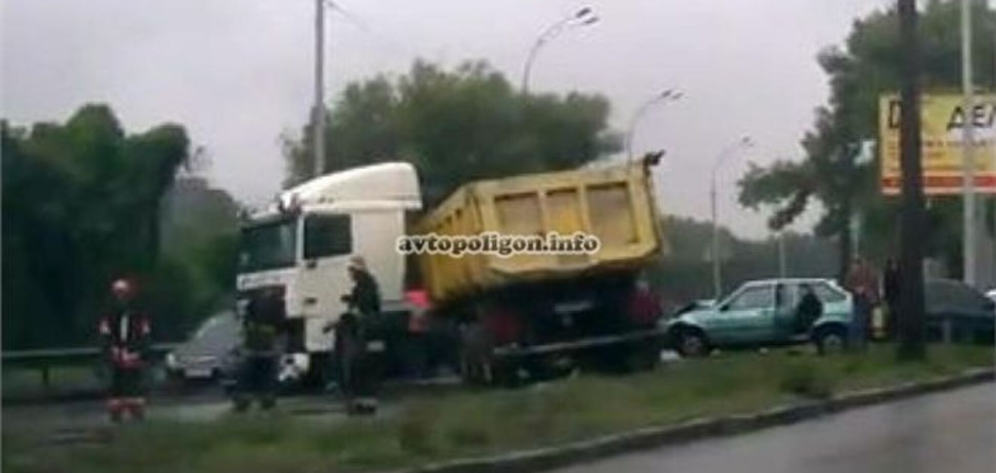 В Киеве грузовик протаранил 4 легковушки: пробка 10 км