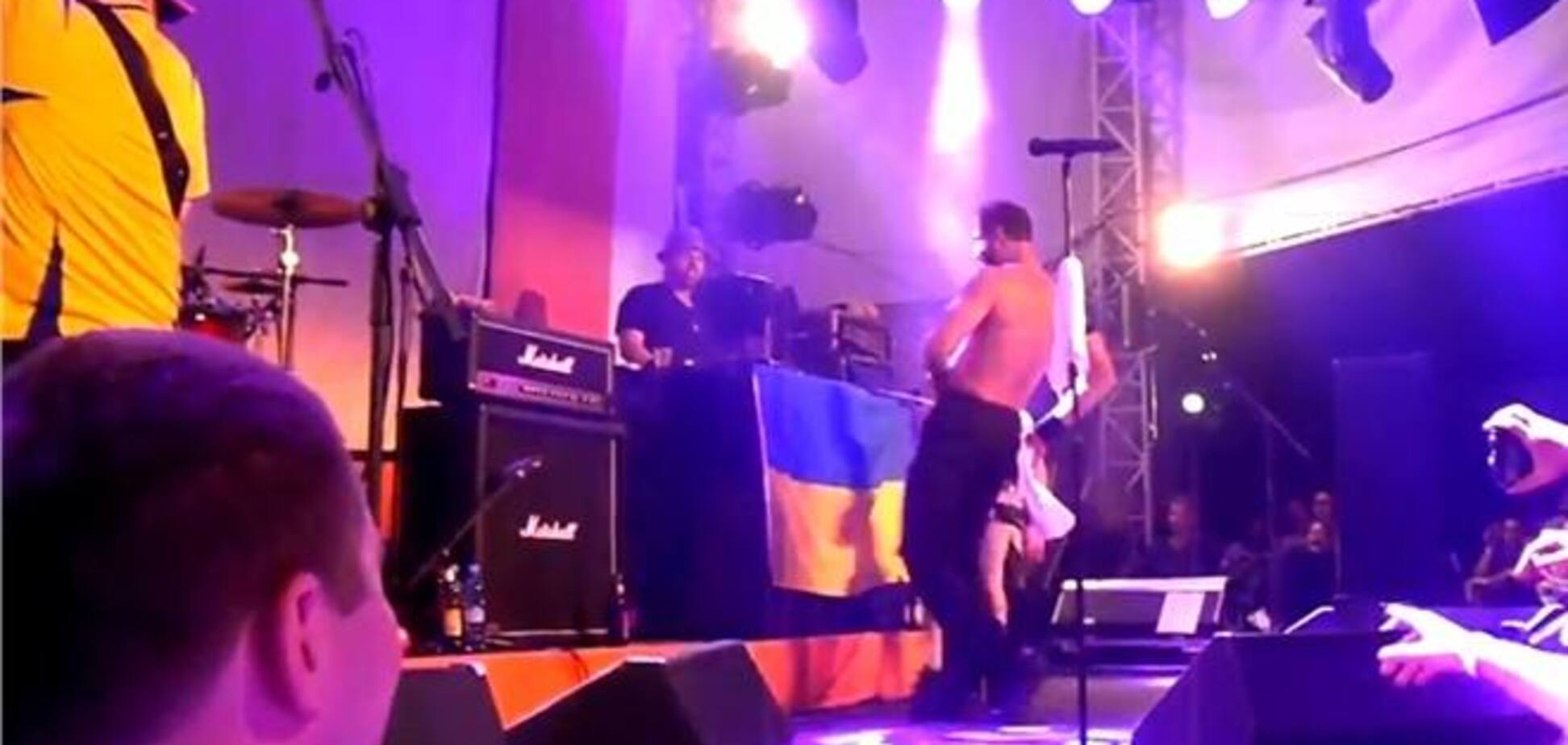Басист Bloodhound Gang помочился на флаг Украины
