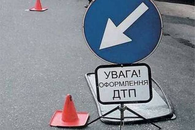 На Запорожье столкнулись фура и легковушка: погибли россияне