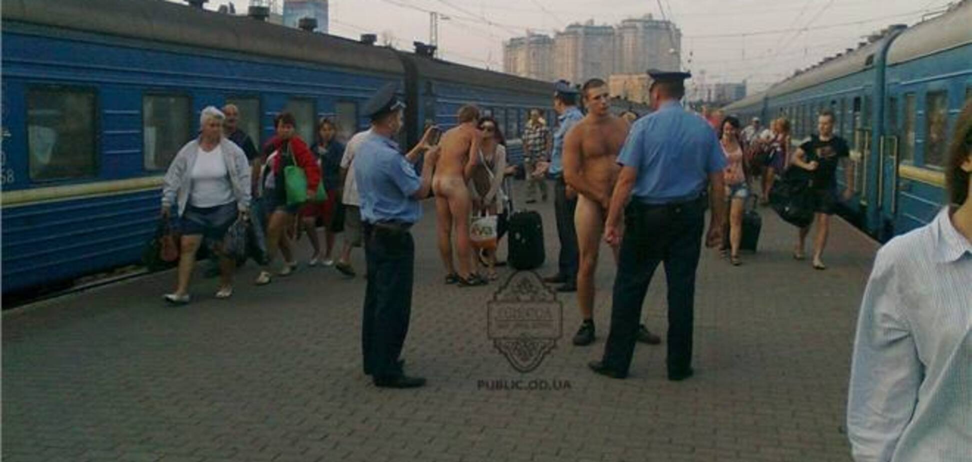 На одеському вокзалі двоє хлопців зустрічали потяг голими