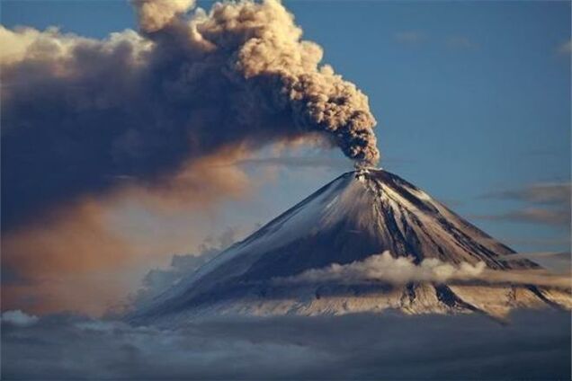 На Камчатці вулкан викинув стовп попелу на висоту 6 км
