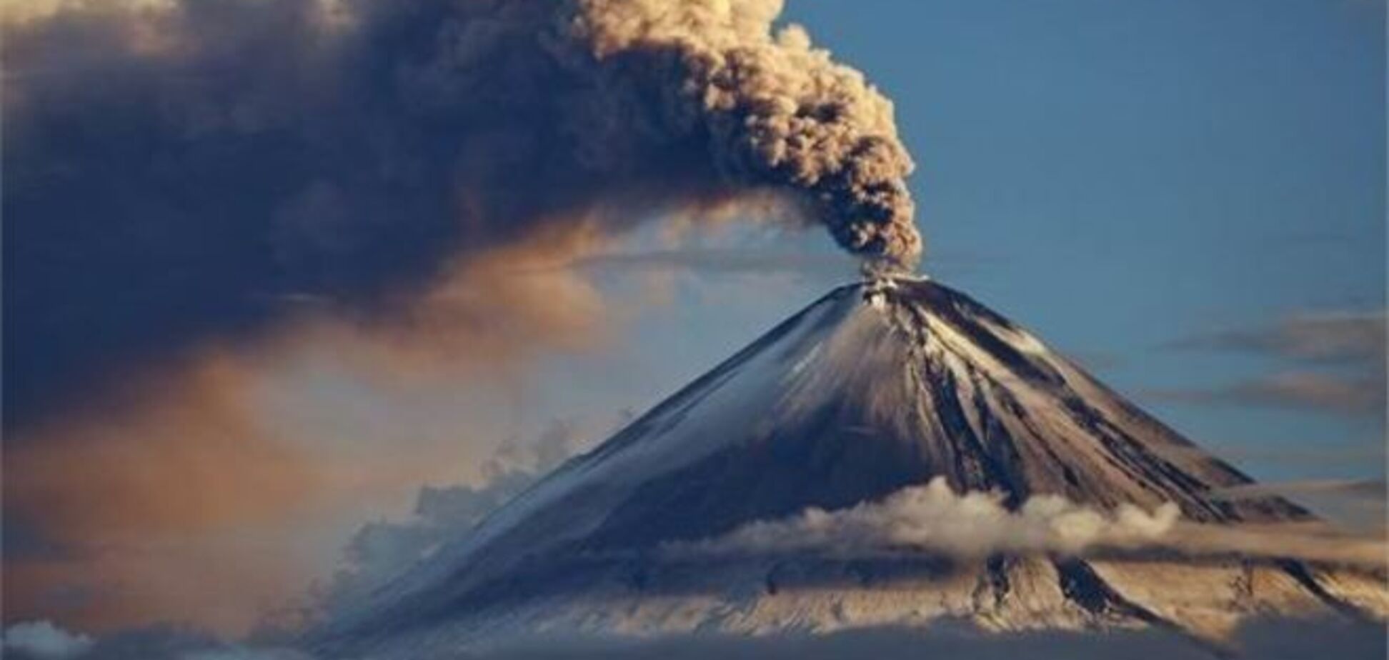 На Камчатці вулкан викинув стовп попелу на висоту 6 км