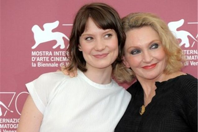 Очаровательный наряд Мии Васиковской в Венеции