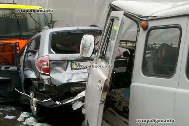 В Киеве эвакуатор устроил автозамес из 5 машин