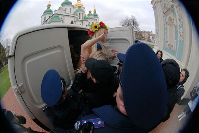 Милиция не будет гнаться за FEMEN в Европу