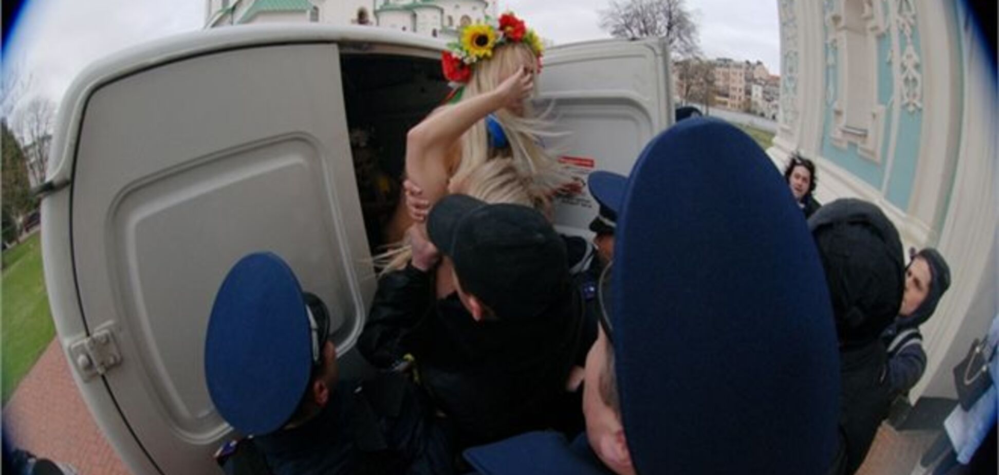 Міліція не буде гнатися за FEMEN до Європи
