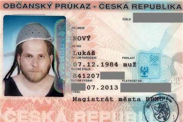 Паспорт чеха анулювали через фото з друшляком на голові