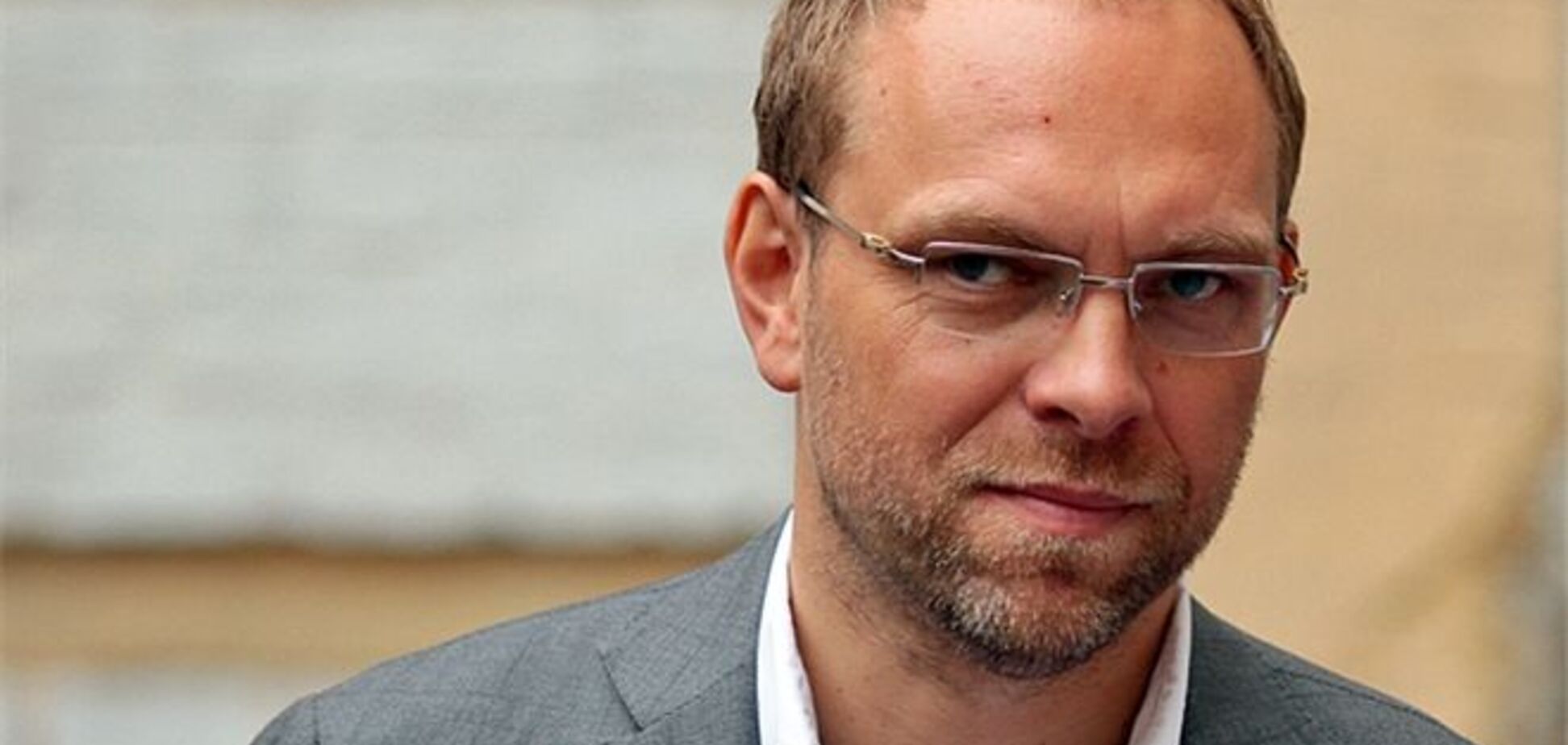 Суд арестовал золотые часы Власенко