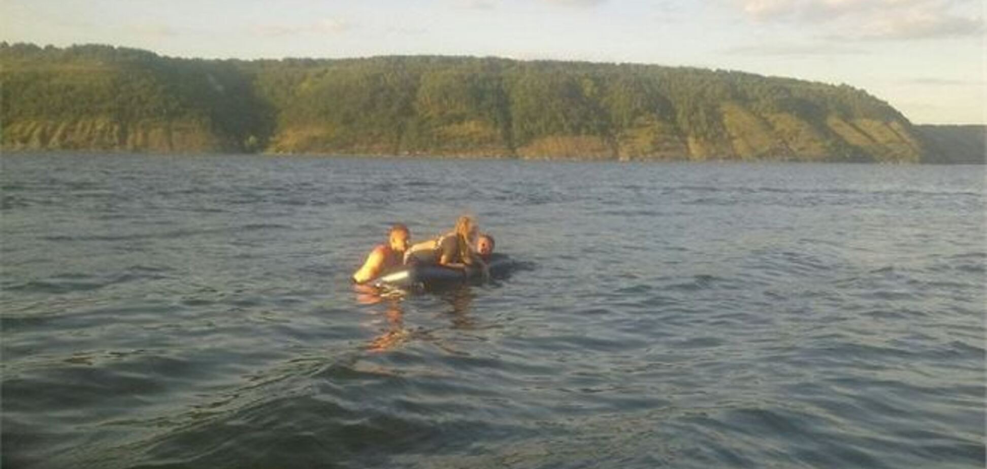 Запорізькі рятувальники врятували з надувних предметів на воді 11 осіб, а Хмельницькі - шістьох