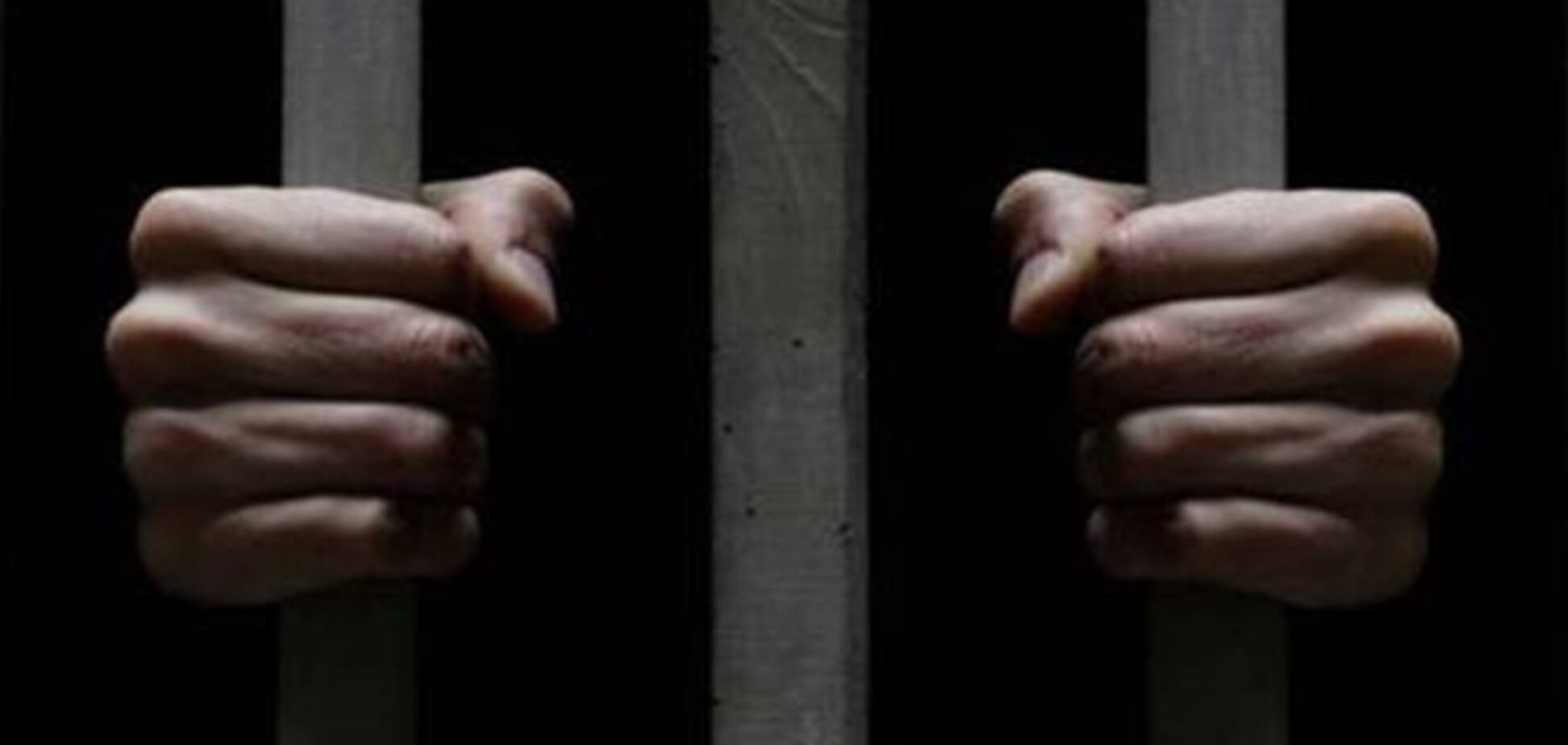 У Росії підозрюваний в педофілії перерізав собі горло під час обшуку