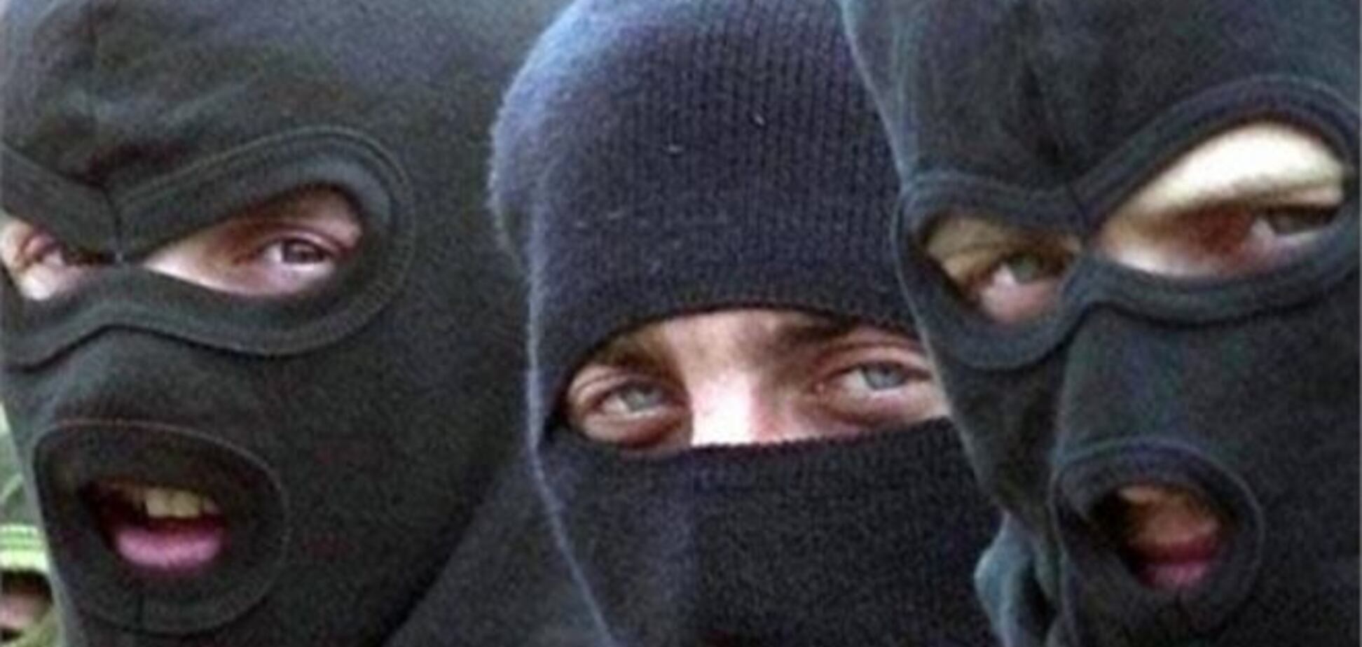 У Миколаєві п'ять чоловіків у масках і з битами відібрали гаманець у водія ВАЗа