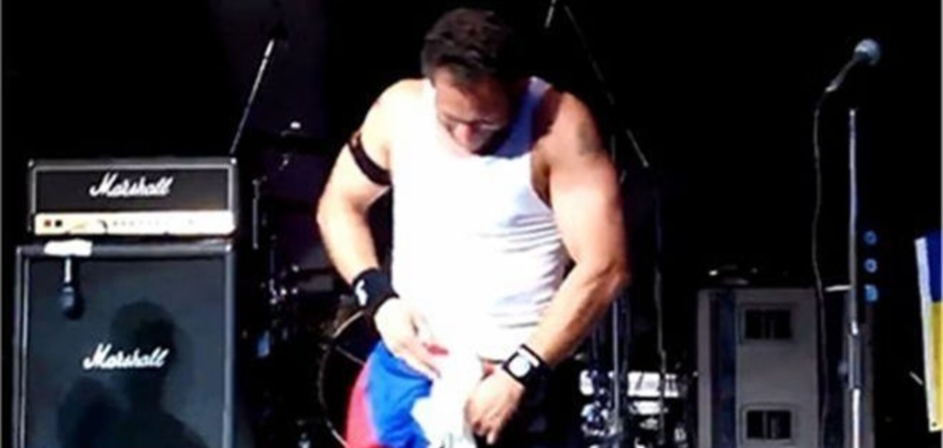 Експерт: за осквернення прапора - півроку арешту