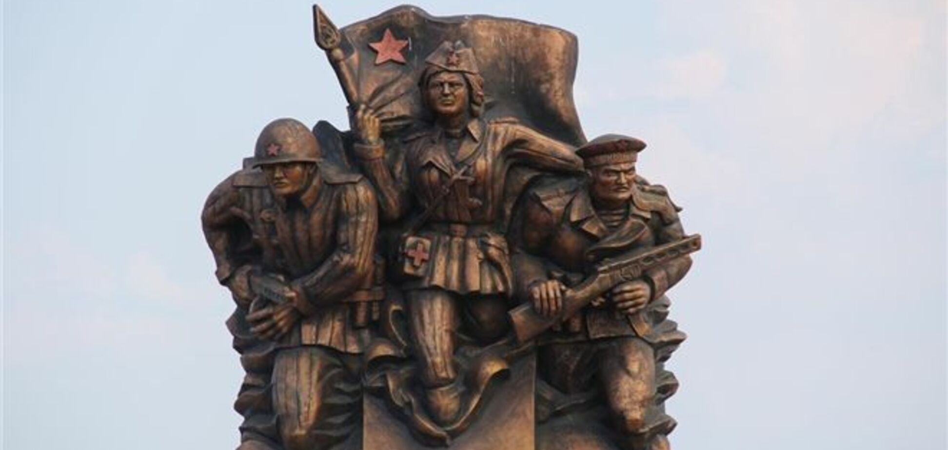 Памятник десантникам в Керчи: пилотка на шесть размеров больше головы