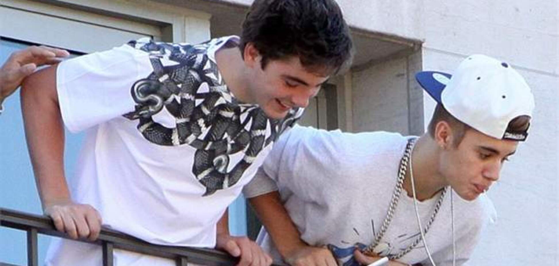 Джастин Бибер плюет на головы прохожих