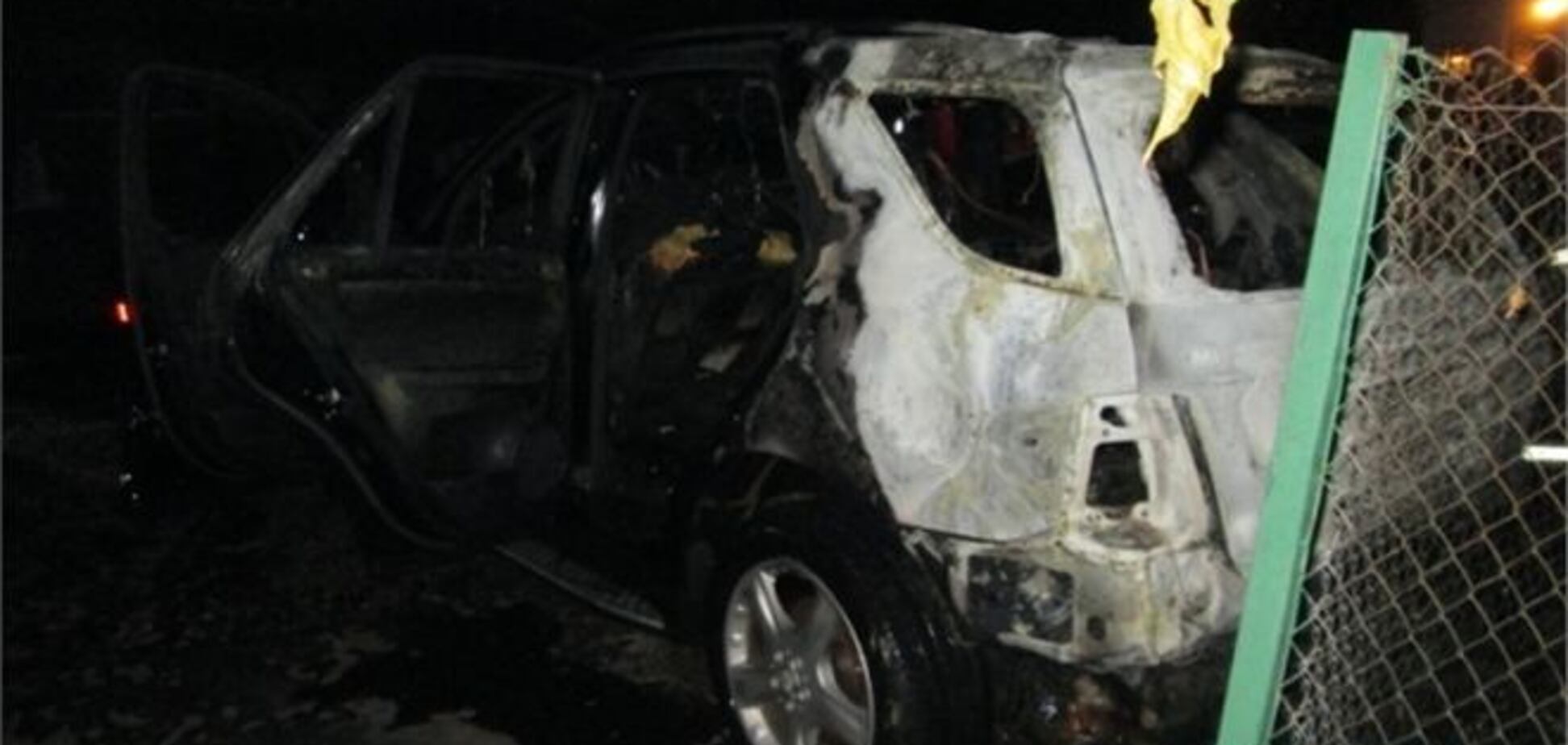 В Киеве на автостоянке подожгли автомобиль