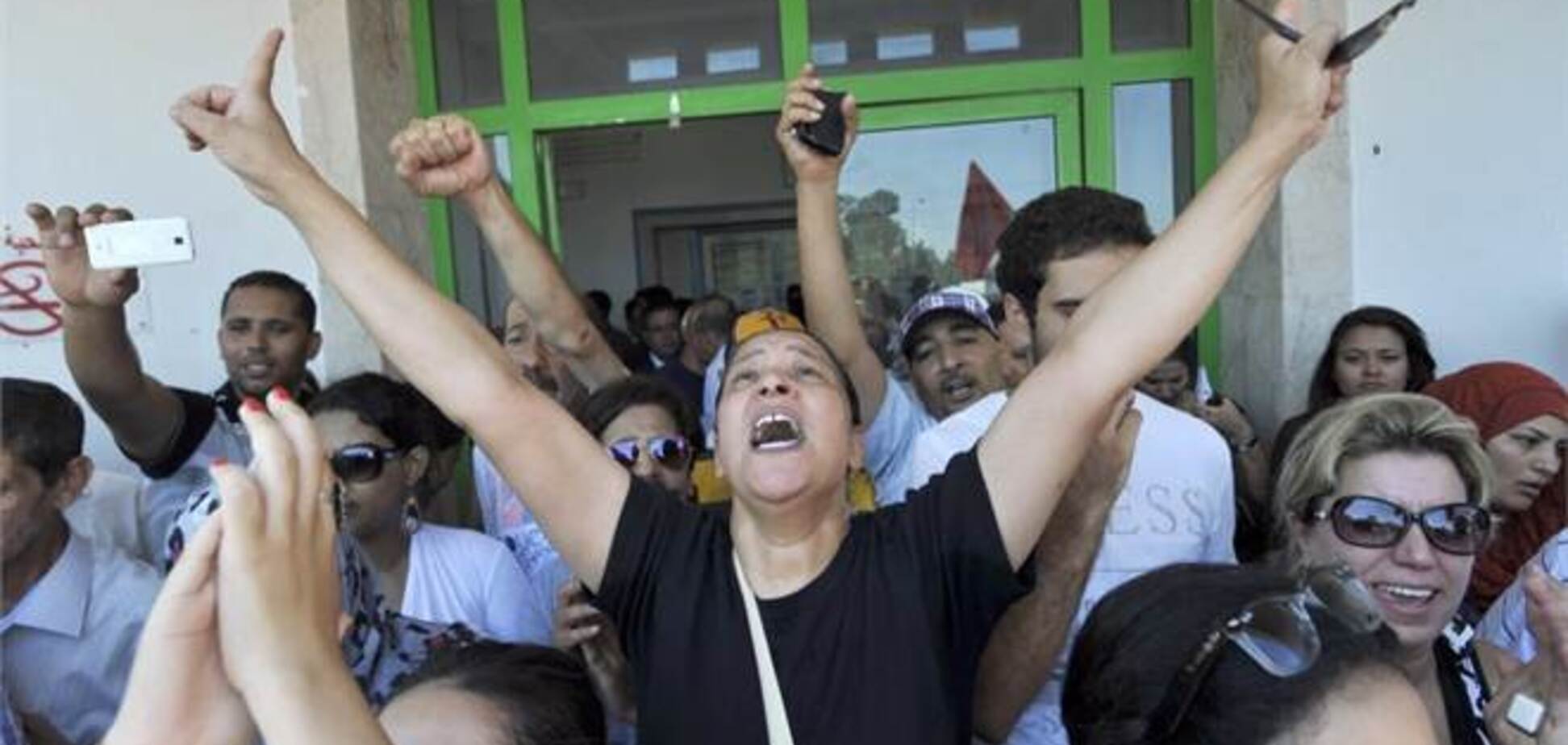 Парламент Туниса приостановил работу из-за политического кризиса