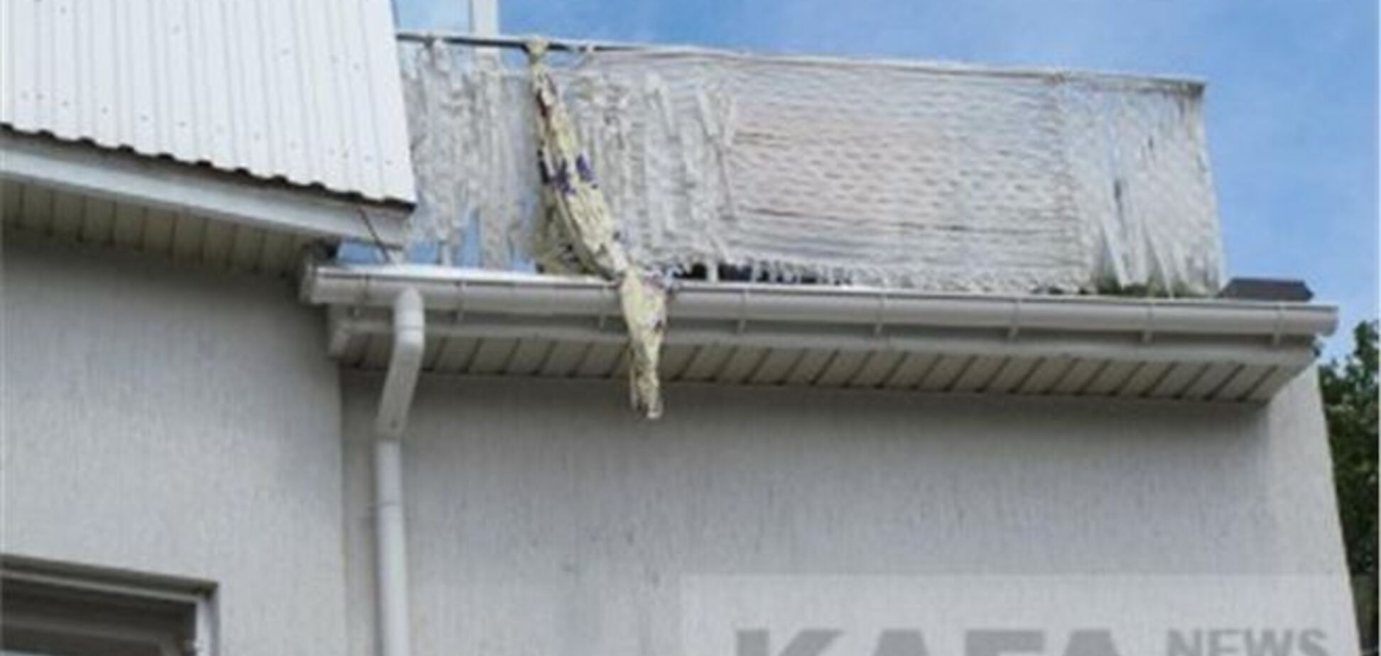 У Феодосії дівчина на прив'язаною до балкону простирадлі намагалася втекти від міліції