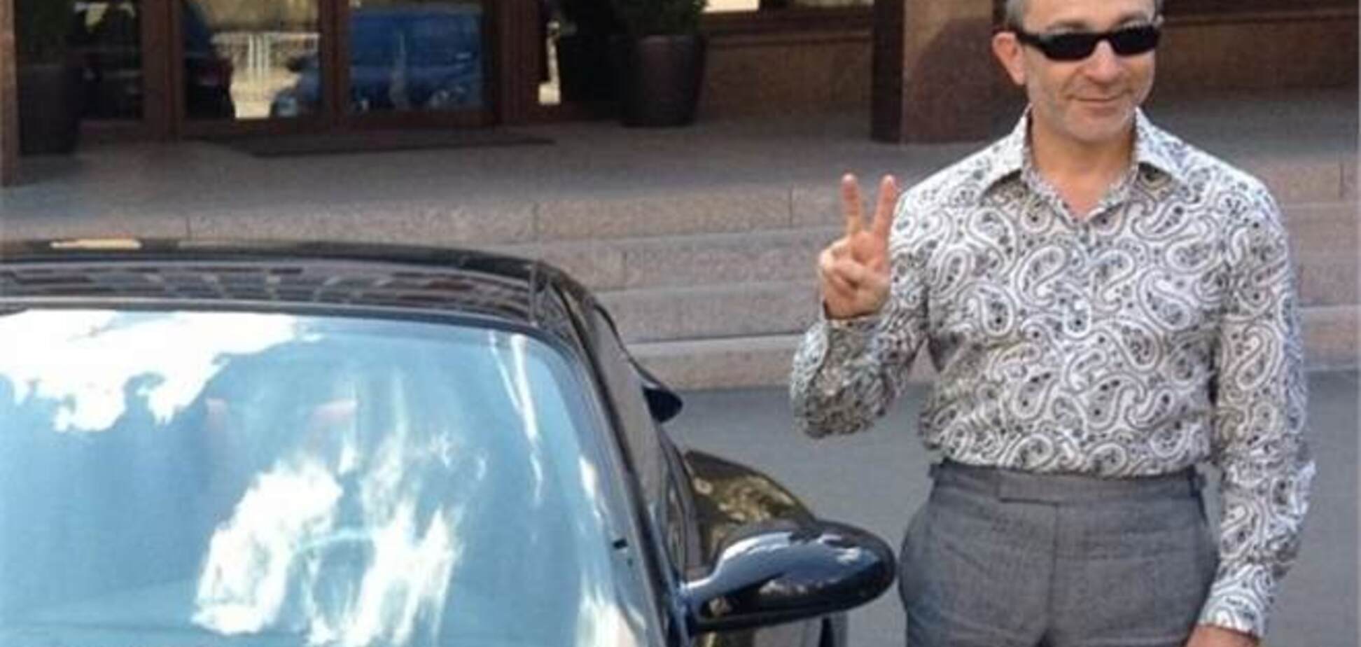 Кернес развлекается с длинноногими красотками