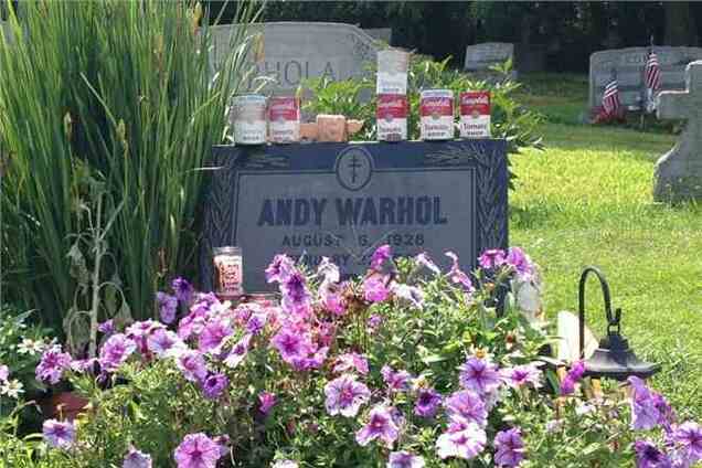 До дня народження Енді Уорхола запустили веб-камеру з його могили