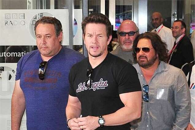 Уолберг порекомендовал Биберу подтянуть штаны