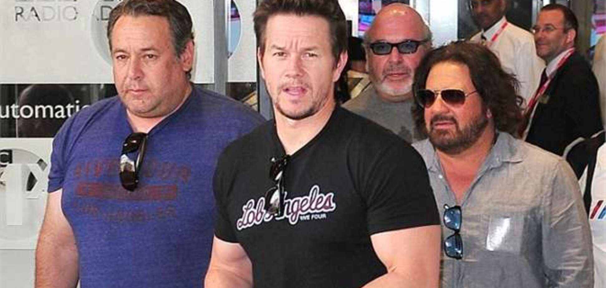 Уолберг порекомендовал Биберу подтянуть штаны