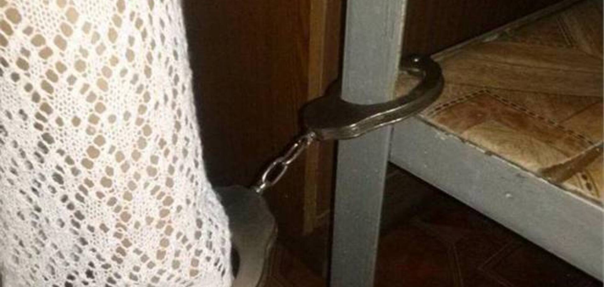 Після того, як жінка прикувала себе наручниками до сейфа, відкрили справу