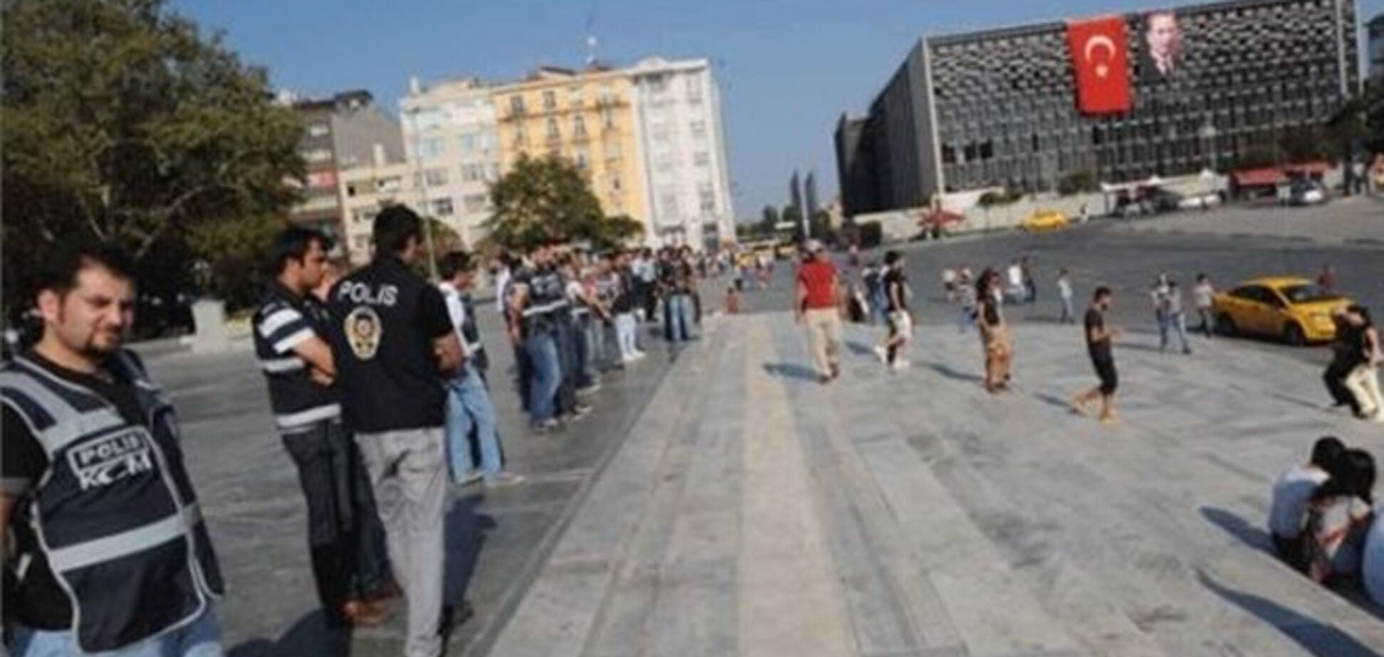 В Стамбуле перед акциями протеста полиция оцепила мятежный парк Гези