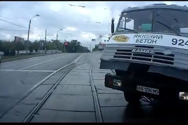 В Киеве скорая столкнулась с КАМАЗом