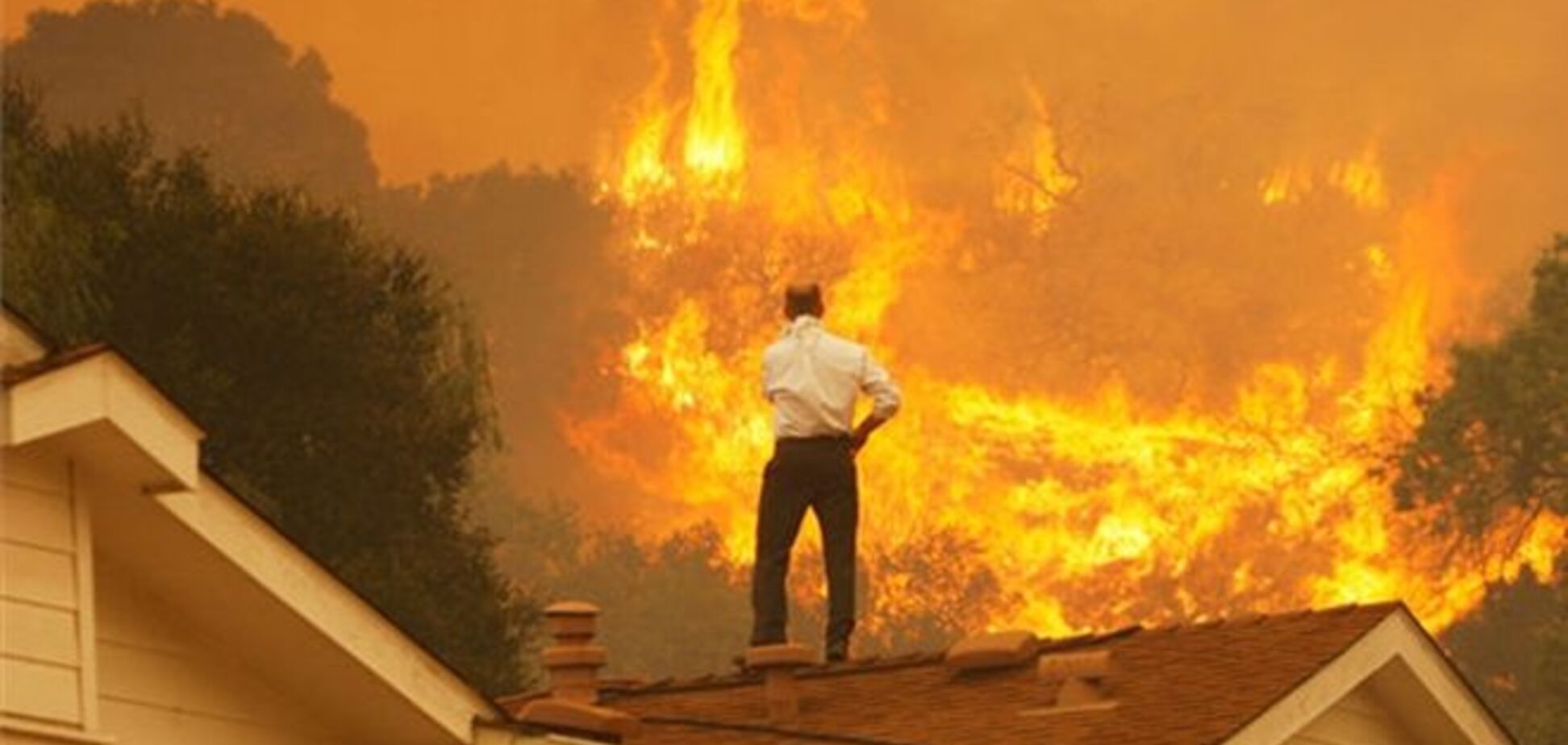 Пожары в Калифорнии уничтожили сотню жилых домов