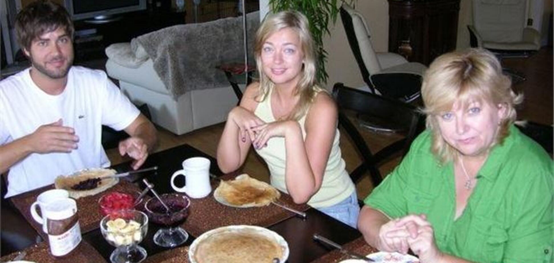 Обнародованы фото бывшей жены и дочери беглеца Мельника