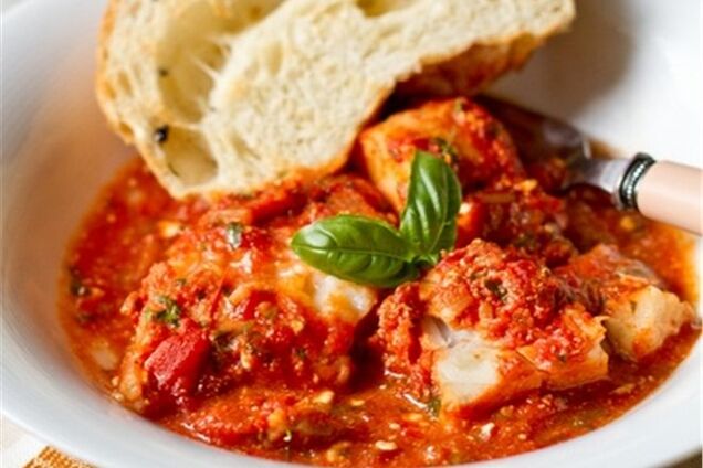 Треска, запеченная под томатным соусом с фетой