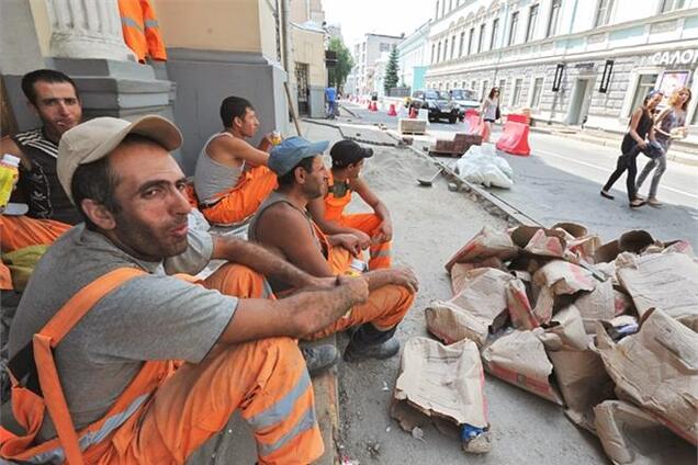 Среди граждан РФ растет неприязнь к мигрантам