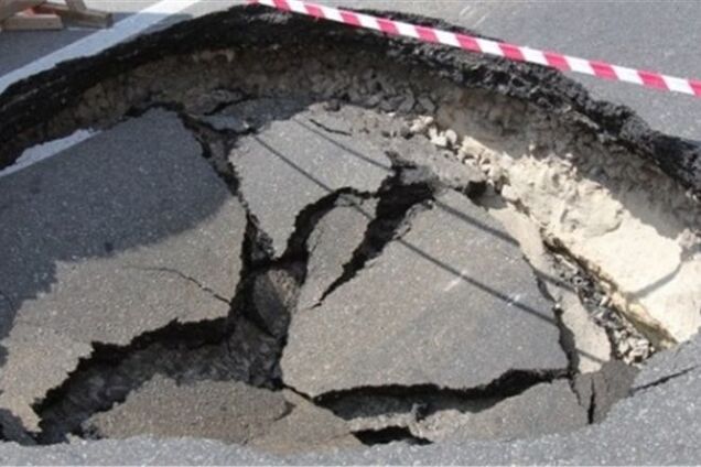 В Крыму пенсионерка из-за оползня провалилась под асфальт