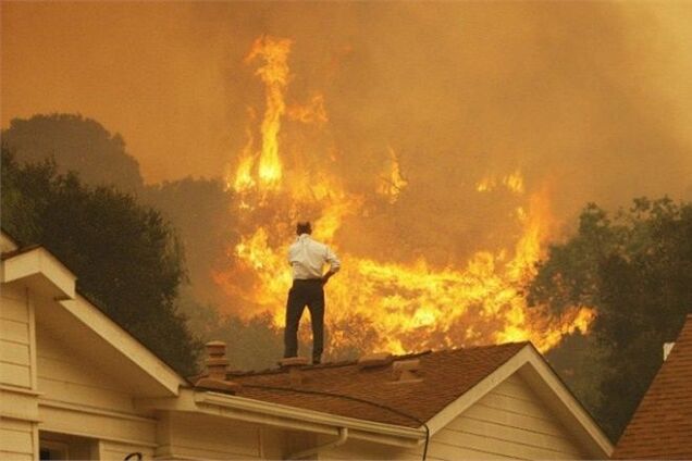 Пожар в Калифорнии уничтожил более 30 жилых домов