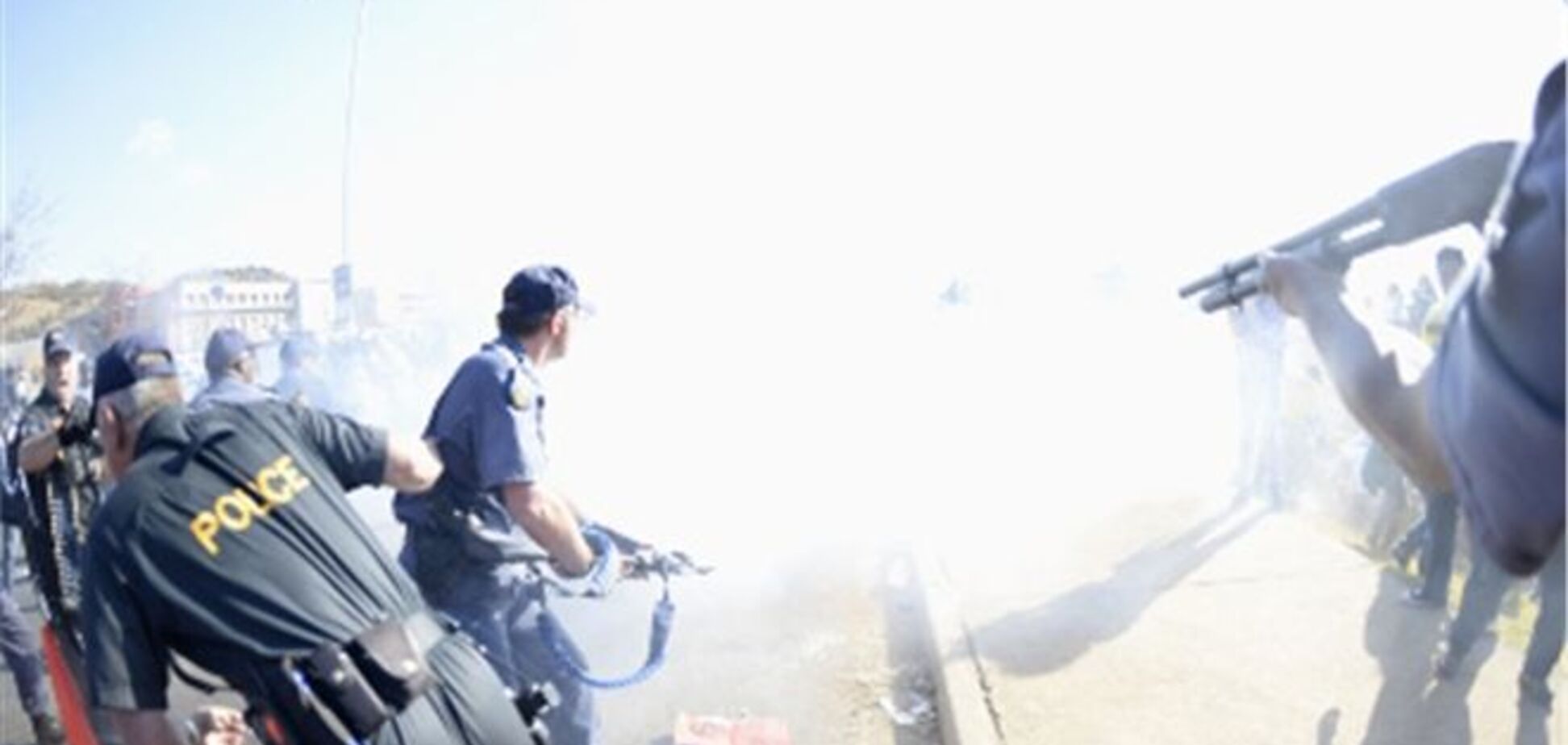 В ЮАР полиция разогнала протестующих слезоточивым газом