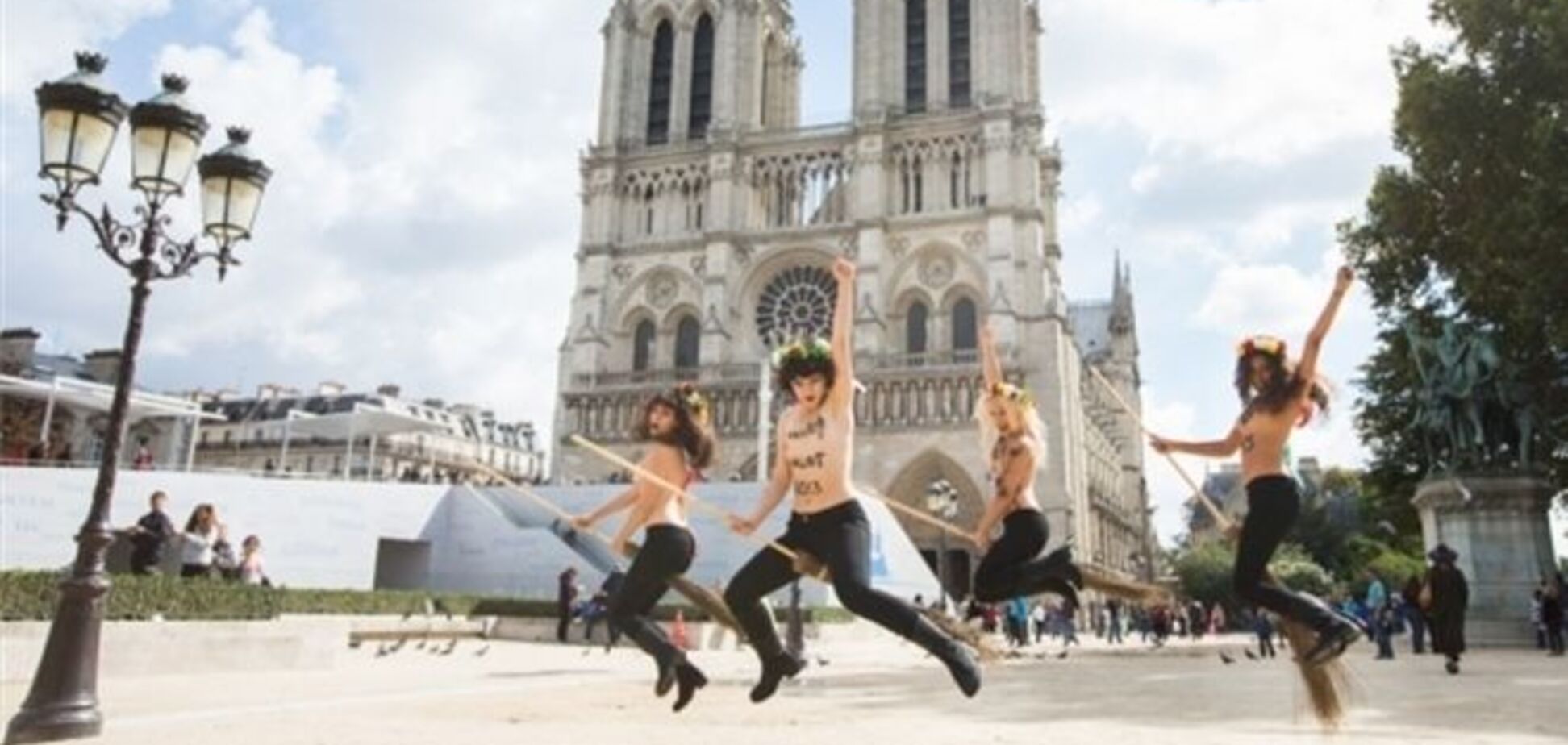 FEMENисткам за колокольный звон в Нотр-Дам де Пари  грозит до 10 лет тюрьмы