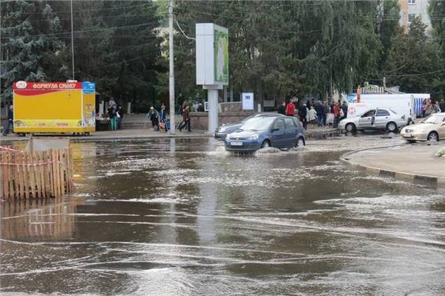 В Кировограде 5-метровый фонтан забил из-под земли прямо на дороге