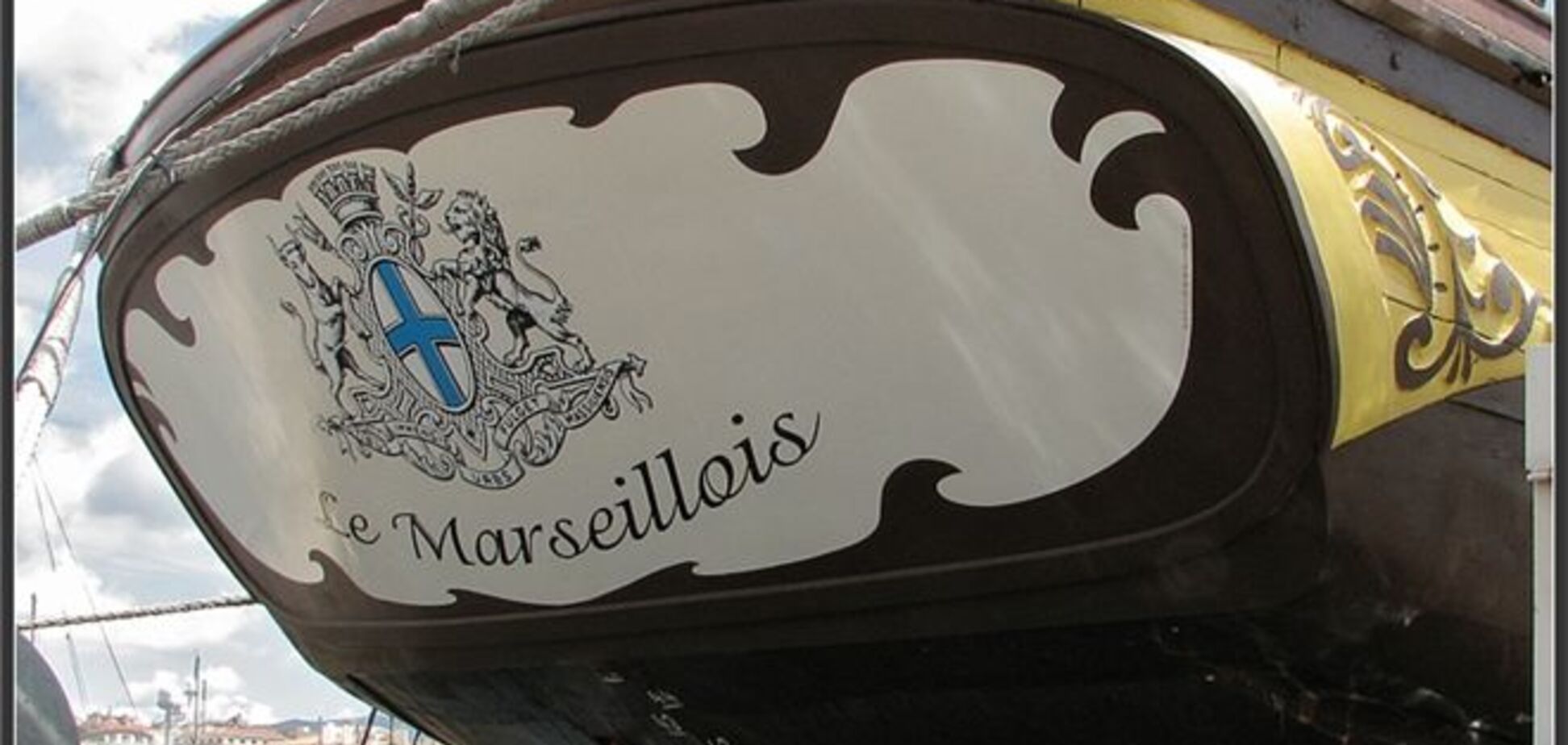 В Марселе утонул излюбленный звездами 'плавающий' ресторан