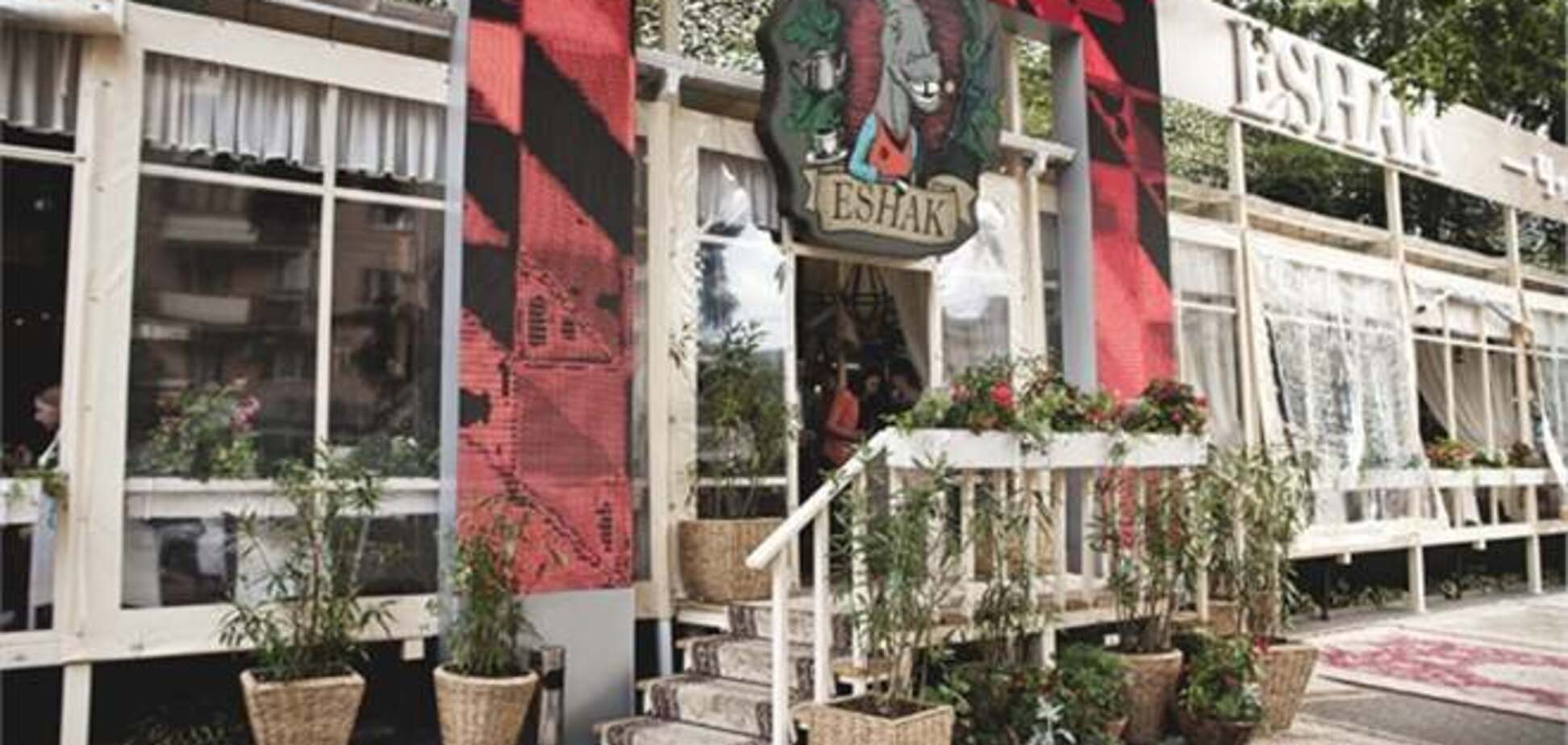 В Киеве драка у ресторана Светлакова: 'Свобода' зовет на помощь