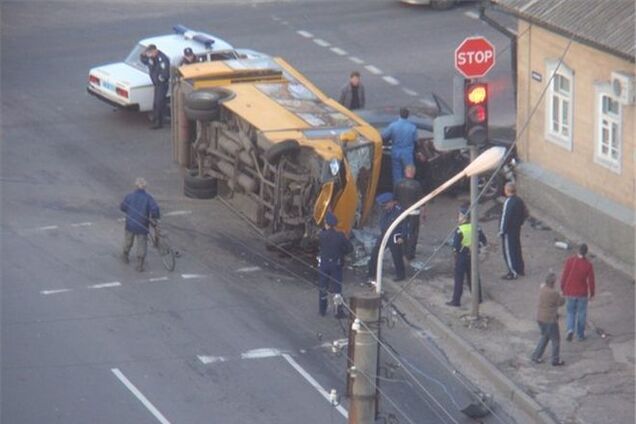В Сумах иномарка влетела в маршрутку: 2 жертвы, 15 пострадавших