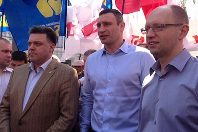 Суд залишив без розгляду позов до Яценюка, Кличка і Тягнибоку за блокування ВР